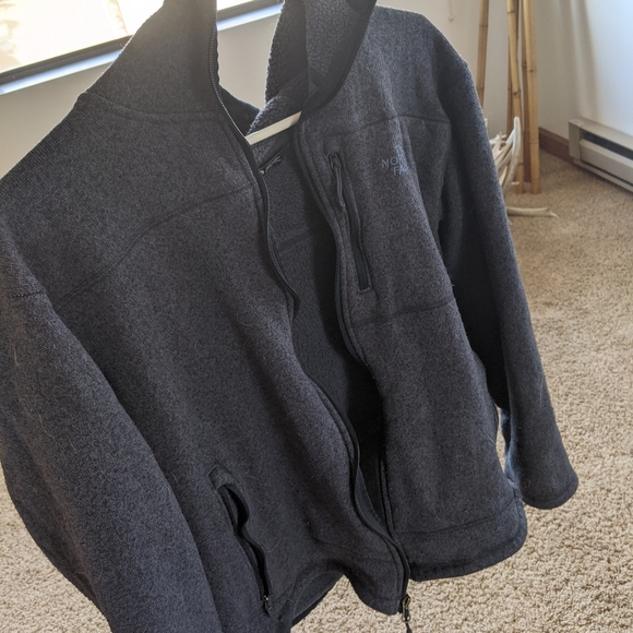 The Northface men's zip up jacket - Picture 6 of 6